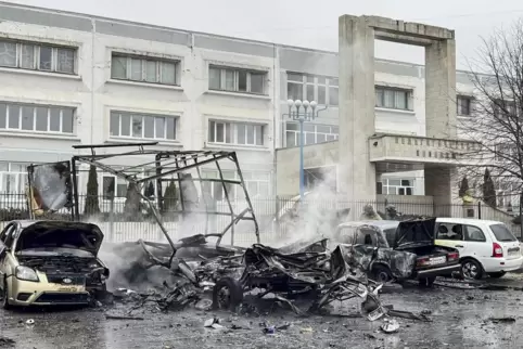 Dieses vom Gouverneur der Region Belgorod zur Verfügung gestellte Bild zeigt zerstörte Autos nach einem Raketenangriff.