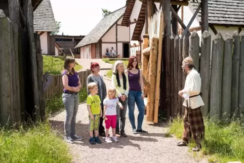  Geschulte Führer erklären Besuchern das Dorf und den Alltag der Kelten vor über 2000 Jahren. 