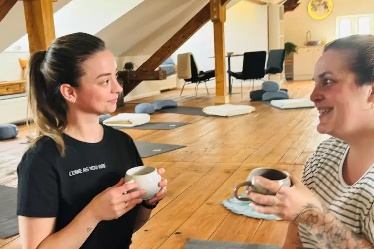 Sabrina Tretter (links) mit Freundin Luisa Rieth im Yoga-Studio. 