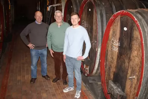 Liebt den Weinbau: Bernd Schmidt (Mitte), flankiert von Wolfgang (links) und Oliver Gabel im Holzfasskeller.