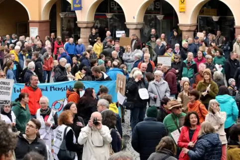 Bereits am vergangenen Wochenende waren Hunderte Menschen in Annweiler für Demokratie und Vielfalt auf die Straße gegangen. 