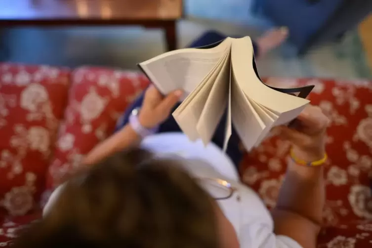 Eine Frau liest ein Buch.