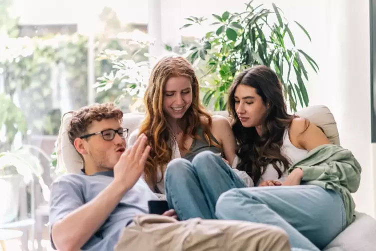 Drei Freunde sitzen zusammen und reden