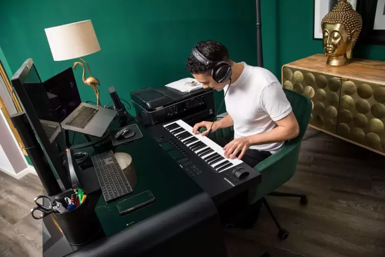 Ein Mann spielt Klavier