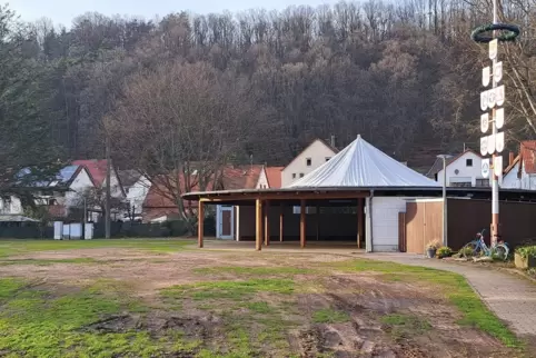 Der Vorplatz der Pergola im Freizeitpark soll befestigt werden. Den Anschlag von 20.000 Euro hält die CDU-Fraktion für zu niedri