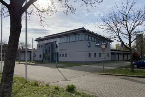 Das Feuerwehrhaus in Offenbach soll um eine Halle erweitert werden. 