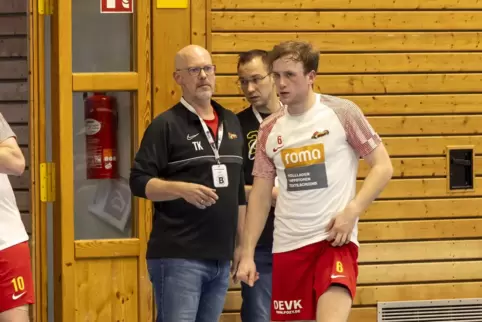  Trainer Thorsten Koch , hier mit Spieler Jona Rogawski, helfen mit der HSG nur noch Siege im Abstiegskampf der Handball-Oberlig
