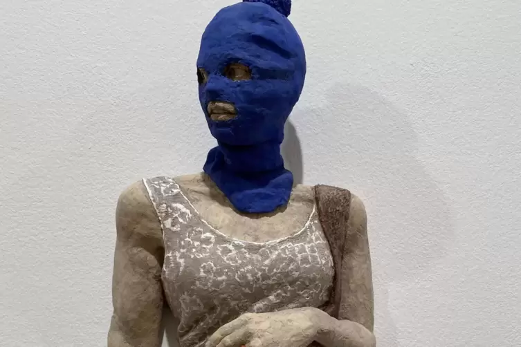 „Pussy Riots II“ (2022) von Stephanie Marie Roos aus Steinzeug mit Unterglasurfarbe, Glasur, Glanzgold, 34 mal 23 mal elf Zentim