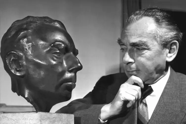 Erich Kästner beim Betrachten seines Abbilds, einer von Bildhauer Frayber geschaffenen Bronze-Büste. 