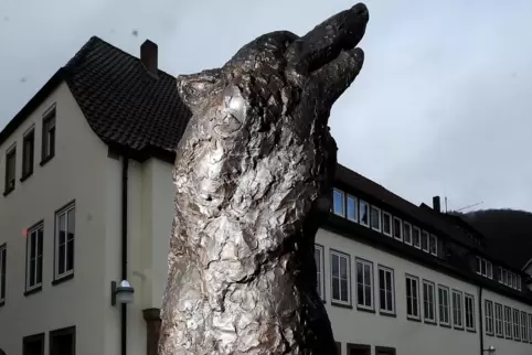 Eine Hommage an die Pfälzer Heimat: Erich Kochs Bronze-Wolf auf dem Marktplatz von Wolfstein.