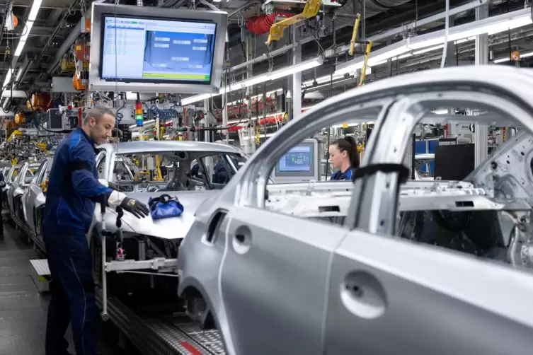Anzahl der Mitarbeiter soll steigen: Karosserie-Produktion für verschiedene BMW-Modelle im Münchner Stammwerk des Autobauers.