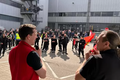 Rund 350 Mitarbeiter beteiligten sich an der Mittagspausen-Aktion der IG Metall.