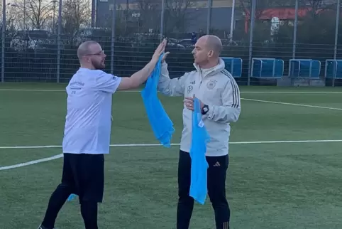 U16-Nationaltrainer Marc-Patrick Meister (rechts) bei der „Herz-zeigen-Aktion“ in Pirmasens, einem inklusiven Training mit beein