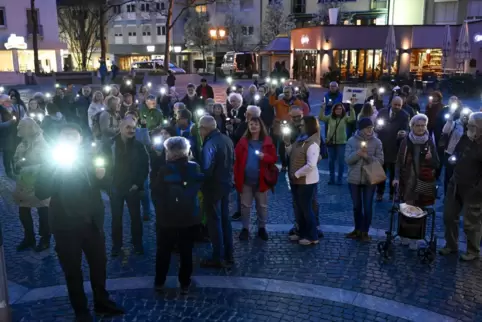 Mit Taschenlampen und Handyleuchten wurde auf dem Rathausplatz ein Zeichen gegen Rassismus gesetzt. 