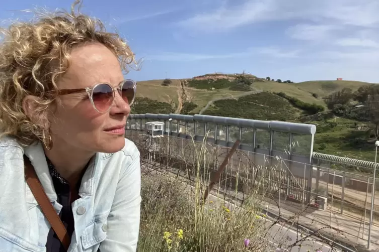 Katja Riemann, hier im Bild auf der spanischen Seite des Grenzzaunes von Ceuta, wurde in Kirchweyhe in Niedersachsen geboren. Ih