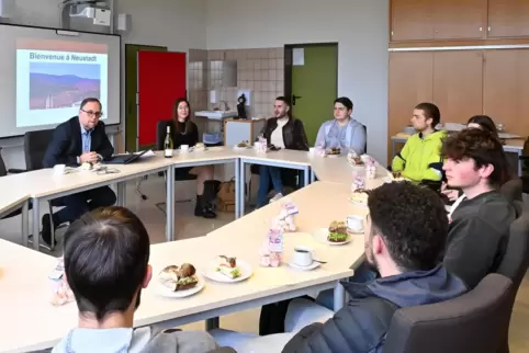 BBS-Schulleiter Clemens Kaesler lud die französischen Jugendlichen am Montag zu einem lockeren Kennenlernen bei einem Frühstück 