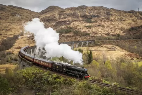 Der „Jacobite Steam Train“ auf dem Glenfinnan-Viadukt in den schottischen Highlands. 