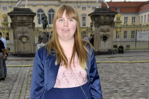 Im Sommer 2018 spielte Luisa Wöllisch ihre erste Kino-Hauptrolle. Mittlerweile ist sie am Kammertheater Karlsruhe zu sehen. 