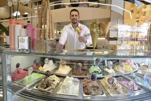  Saimir Kasemi hat in den ehemaligen Fontanella-Räumen auf den Planken das Eiscafé Del Sole eröffnet. Er betreibt bereits zwei E