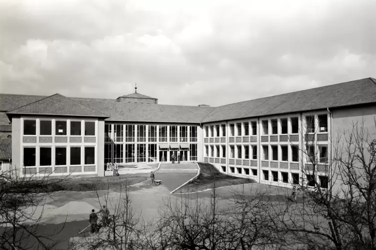 Die Marienschule bei ihrer Einweihung 1954.