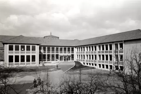 Die Marienschule bei ihrer Einweihung 1954.