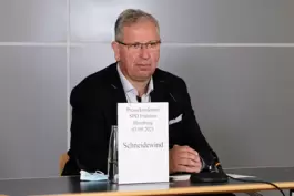 Weil sein Antrag auf vorzeitigen Ruhestand gescheitert ist, muss der vorbestrafte Homburger OB Rüdiger Schneidewind am 9. Juni e