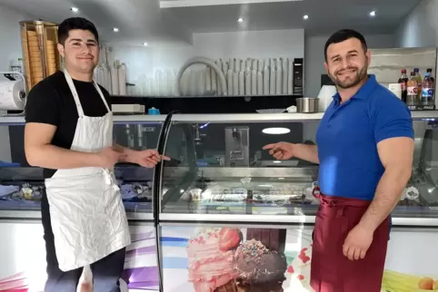 Neue Anbieter auf dem Speyerer Eis-Markt: Yakup Yildiz (rechts) mit Mitarbeiter Emrullah Yildiz.