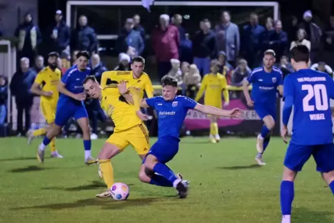 Zuletzt in die Startelf zurückgekehrt: Maximilian Krüger (Mitte in Blau).
