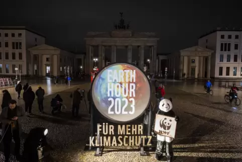 Zu den besonders bekannten Gebäuden, deren Beleuchtung bei der Earth Hour 2023 ausgeschaltet wurden, gehörte das Brandenburger T