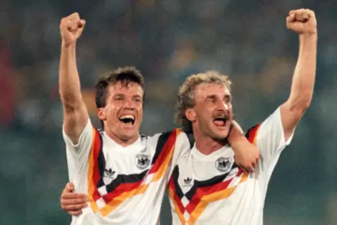 Jubel in drei Streifen: Kapitän Lothar Matthäus (links) und Rudi Völler beim Gewinn des WM-Titels der deutschen Nationalmannscha