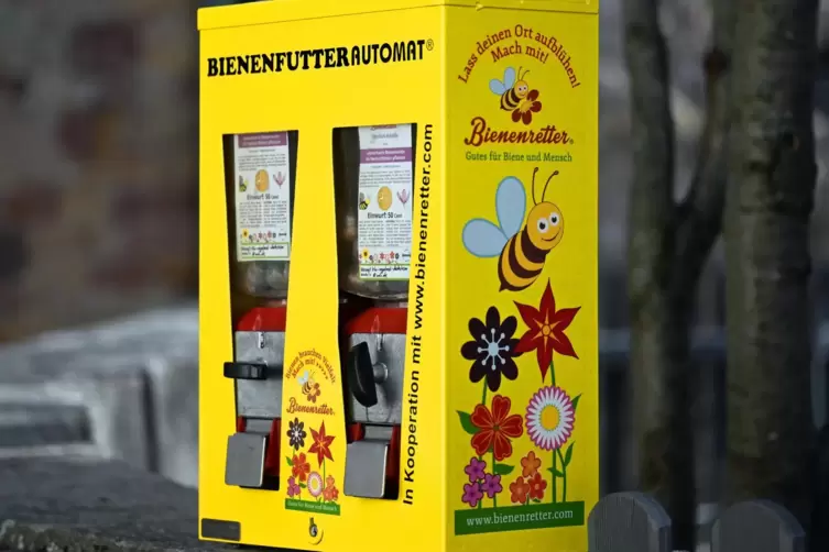 Saatgut statt Kaugummi im Ausgabefach: der Bienenfutterautomat vor der Deidesheimer Kindertagesstätte „Vogelnest“. 