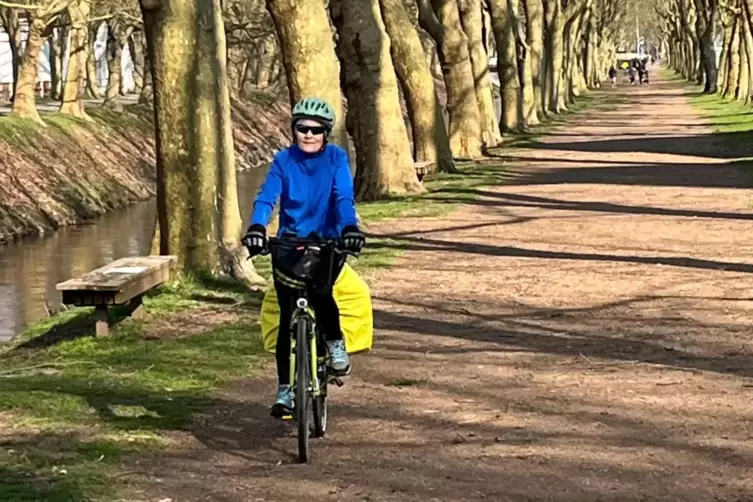 Auch in Zweibrücken schwingt sich Anke Knoll immer gerne auf ihr geliebtes hellgrünes Fahrrad. 