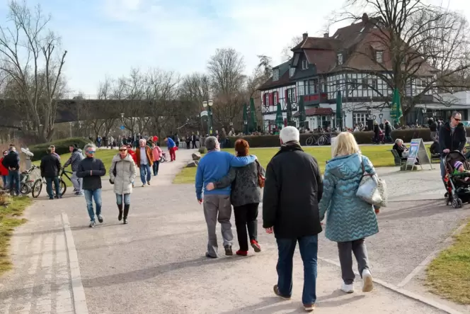 Viel Betrieb am Helmut-Kohl-Ufer: Speyer-Besucher finden in der Nähe einige touristische Angebote. Viel Betrieb am Helmut-Kohl-Ufer: Speyer-Besucher finden in der Nähe einige touristische Angebote.