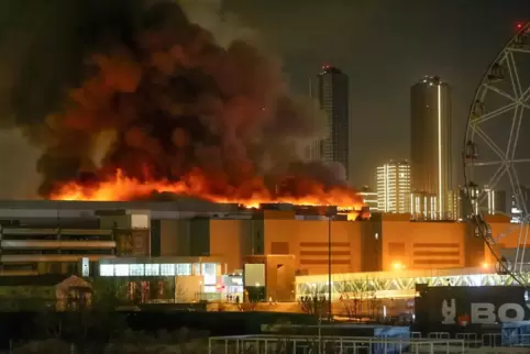 Ein massiver Brand ist über der „Krokus-City“-Veranstaltungshalle am westlichen Rand von Moskau zu sehen.