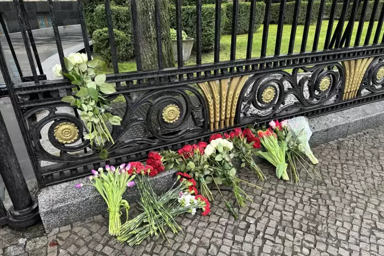 Trauer in Berlin: Blumen wurden am Zaun der Botschaft Russlands abgelegt. Von wem, ist offen, das Foto stammt von der Botschaft 
