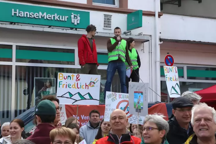 Bj&ouml;rn Eisenmann spricht auf einem Fahrzeug.