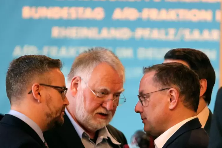 Mitte: Tino Chrupalla (rechts) spricht mit Hans-G&uuml;nter Gerstle (AfD Annweiler, Mitte) und Sebastian M&uuml;nzenmaier (AfD-Bundestagsa