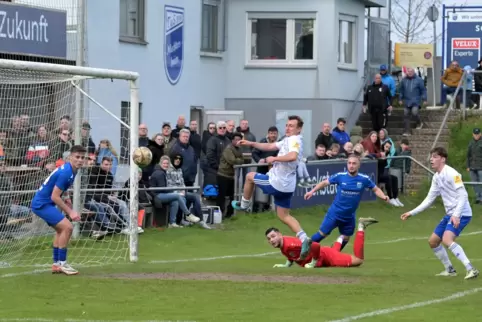  Die nächste brenzlige Situation im Mechtersheimer Strafraum: FKP-Spieler Daniel Bohl (Bildmitte) fliegt aber am Ball vorbei. Am