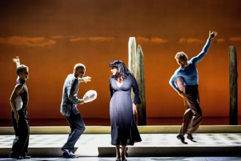 Die russische Sopranistin Anna Netrebko zwischen Tänzern in der Neuinzenierung der Oper „La Gioconda“ bei den Salzburger Osterfe