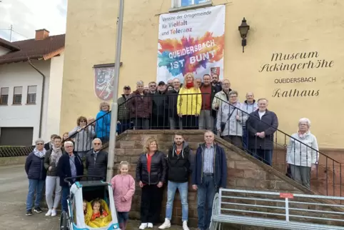 Zeigen sich vielfältig: Fast alle Queidersbacher Vereine haben sich an einer Banneraktion für Vielfalt und Toleranz im Ort betei