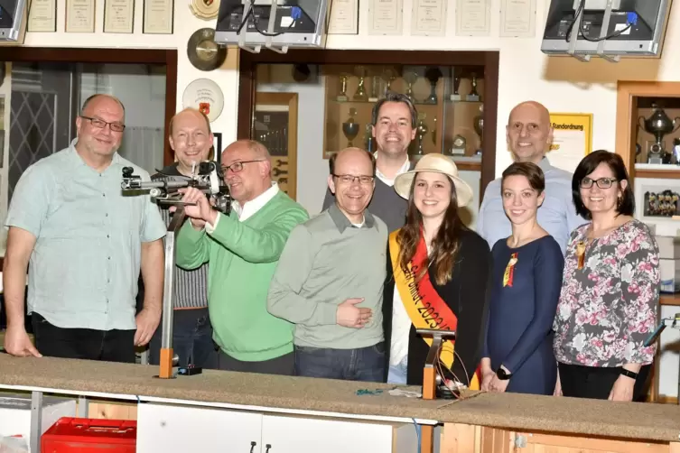 Mit von der Partie beim Promischie&szlig;en: die Ortsvorsteher von M&ouml;rsch und Eppstein, der Stadtvorstand sowie die aktuelle und ehema