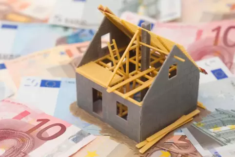 Wegen höherer Zinsen und teuren Baumaterialien liegen viele Wohnungsbauprojekte auf Eis.