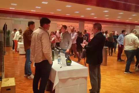 Fachsimpeln über edle Tropfen: Bei der Hausmesse gab es viel Gutes zu verkosten.