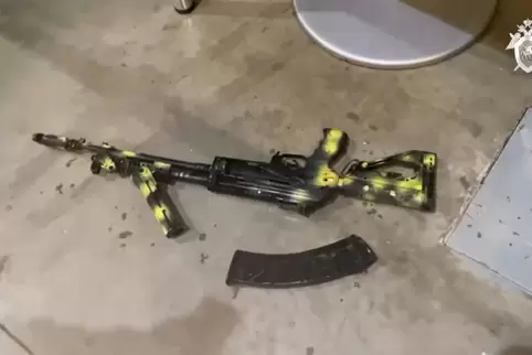 Das Standbild aus einem Video des russischen Ermittlungskomitees zeigt ein Kalaschnikow-Sturmgewehr auf dem Boden nach dem Terro
