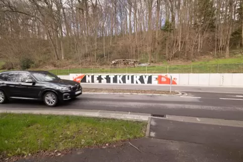 Vermutlich haben FCK-Fans die leicht geschwungene Fahrbahn in Anlehnung an die Westkurve im Fritz-Walter-Stadion so bezeichnet –