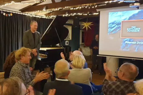 Chris Jarrett leistete im Badehaisel nicht zuletzt körperliche Schwerarbeit am Klavier. 