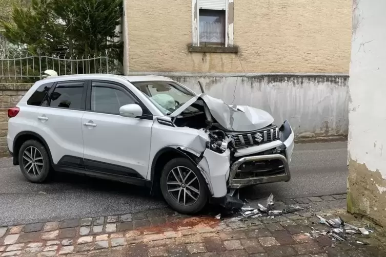 Kurz eingenickt ist ein 63-jähriger Autofahrer, der am Samstagmorgen in Rathskirchen mit seinem Wagen gegen eine Hauswand gepral