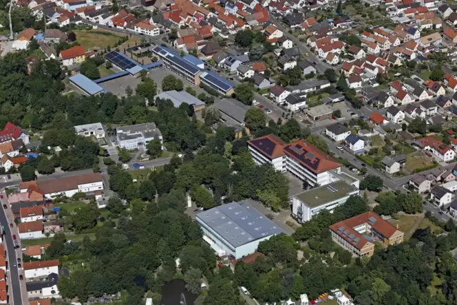 Zwischen Realschule (Mitte) und Grundschule (li. oben) ist mit dem Abriss der Schneider-Halle eine mögliche Schulerweiterungsflä