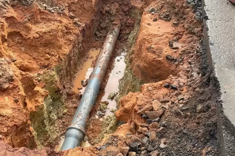 An Wasserleitungen wird gearbeitet. 