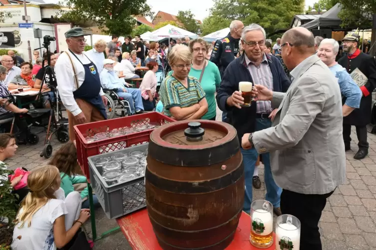 Wird im September gefeiert: das Tabakdorffest in Harthausen. Unser Bild zeigt die Eröffnung mit dem Freibierausschank anno 2018.